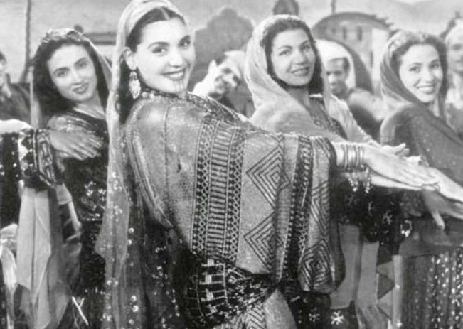 تحية كاريوكا ترتدى جلباب بالتلى