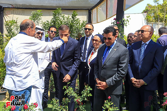 وزير الزراعة وعدد من الوزراء يفتتحون معرض الزهور تصوير خالد كامل (36)
