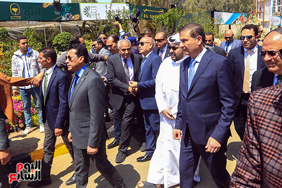وزير الزراعة وعدد من الوزراء يفتتحون معرض الزهور تصوير خالد كامل (2)