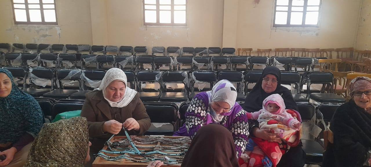 تدريب للسيدات على كيفية عمل سجادة من بواقي الأقمشة تدريب للسيدات على كيفية عمل سجادة من بواقي الأقمشة