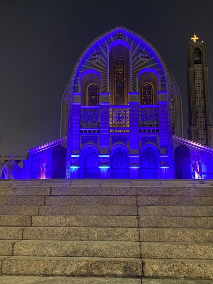 إضاءة الكاتدرائية باللون الأزرق