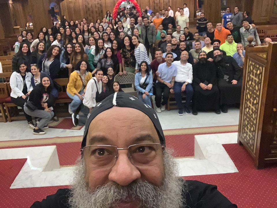 الأنبا رفائيل مع شباب الكنيسة الأنبا رفائيل مع شباب الكنيسة