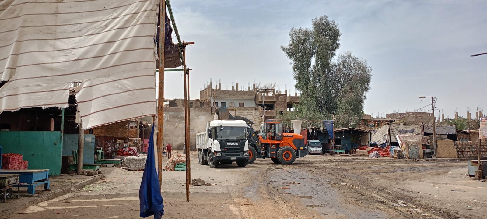 متابعة العمل فى سوق الخضار والفاكهة بالحبيل