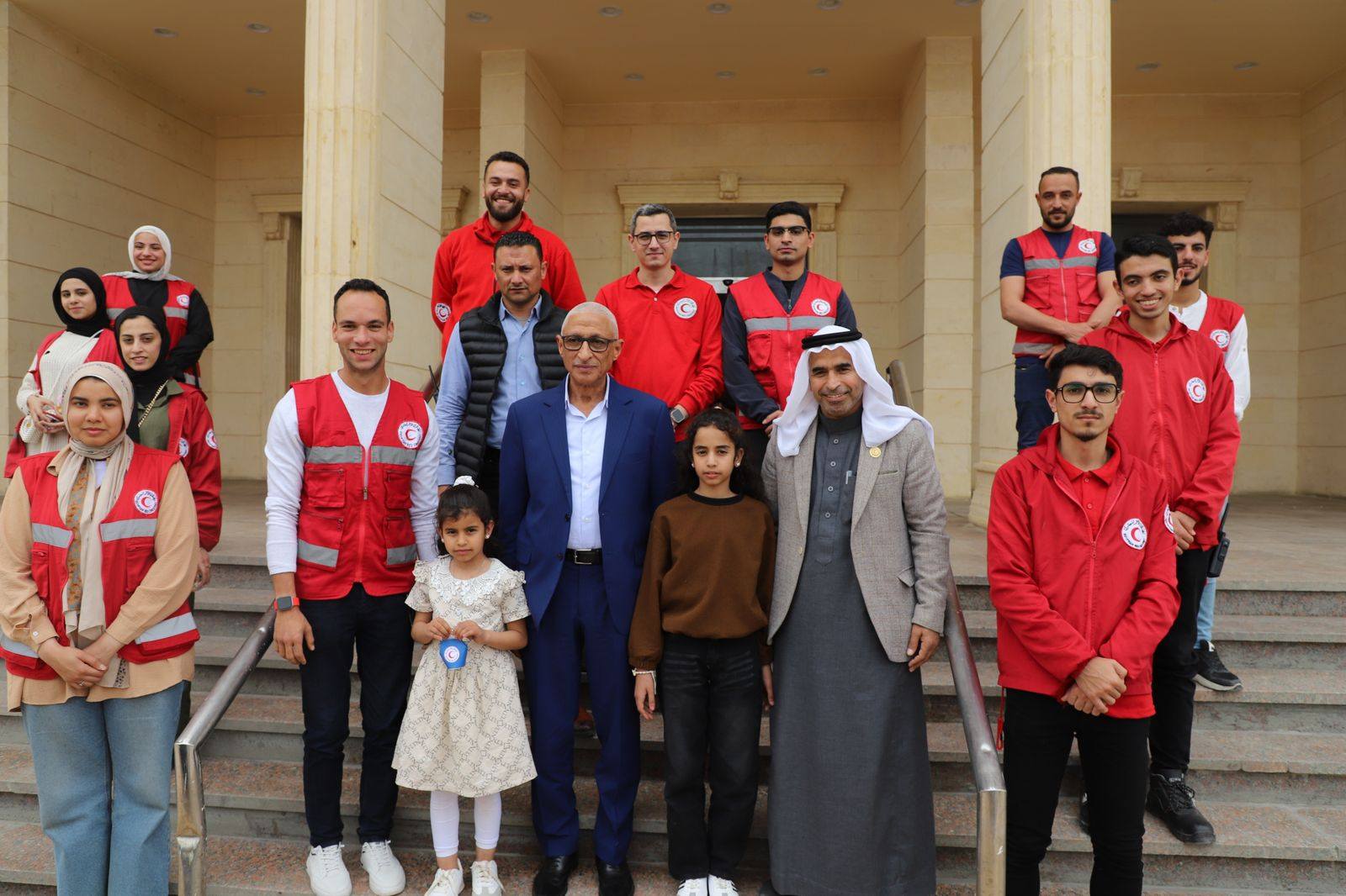 محافظ شمال سيناء مع متطوعي الهلال الاحمر خلال العيد محافظ شمال سيناء مع متطوعي الهلال الاحمر خلال العيد