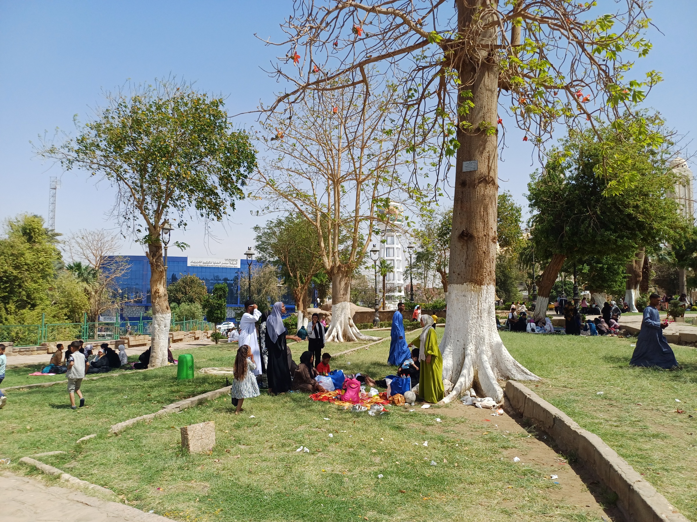 ‪تنزه المواطنون بحديقة فريال