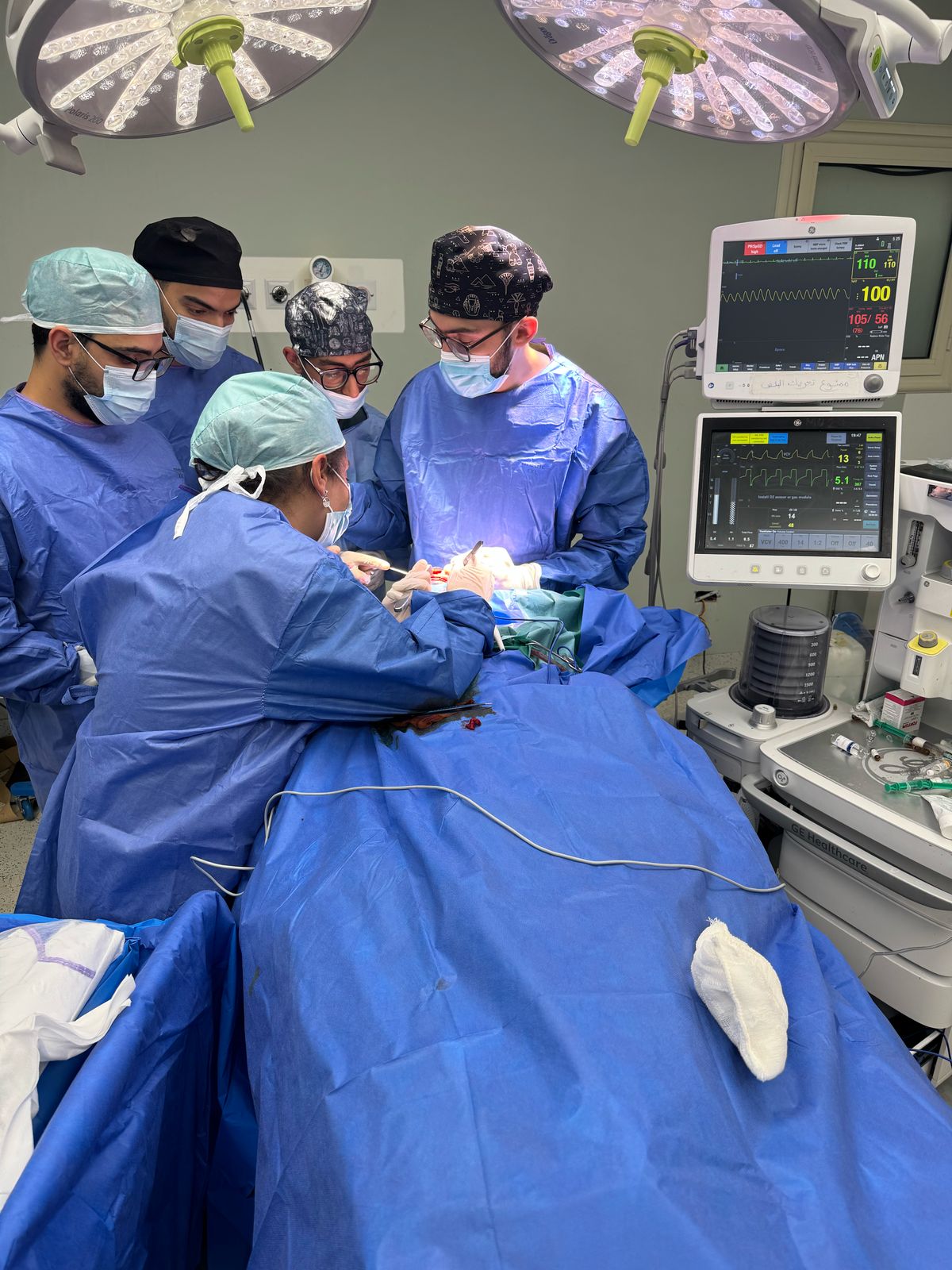 الفريق الطبى أثناء العملية الفريق الطبى أثناء العملية