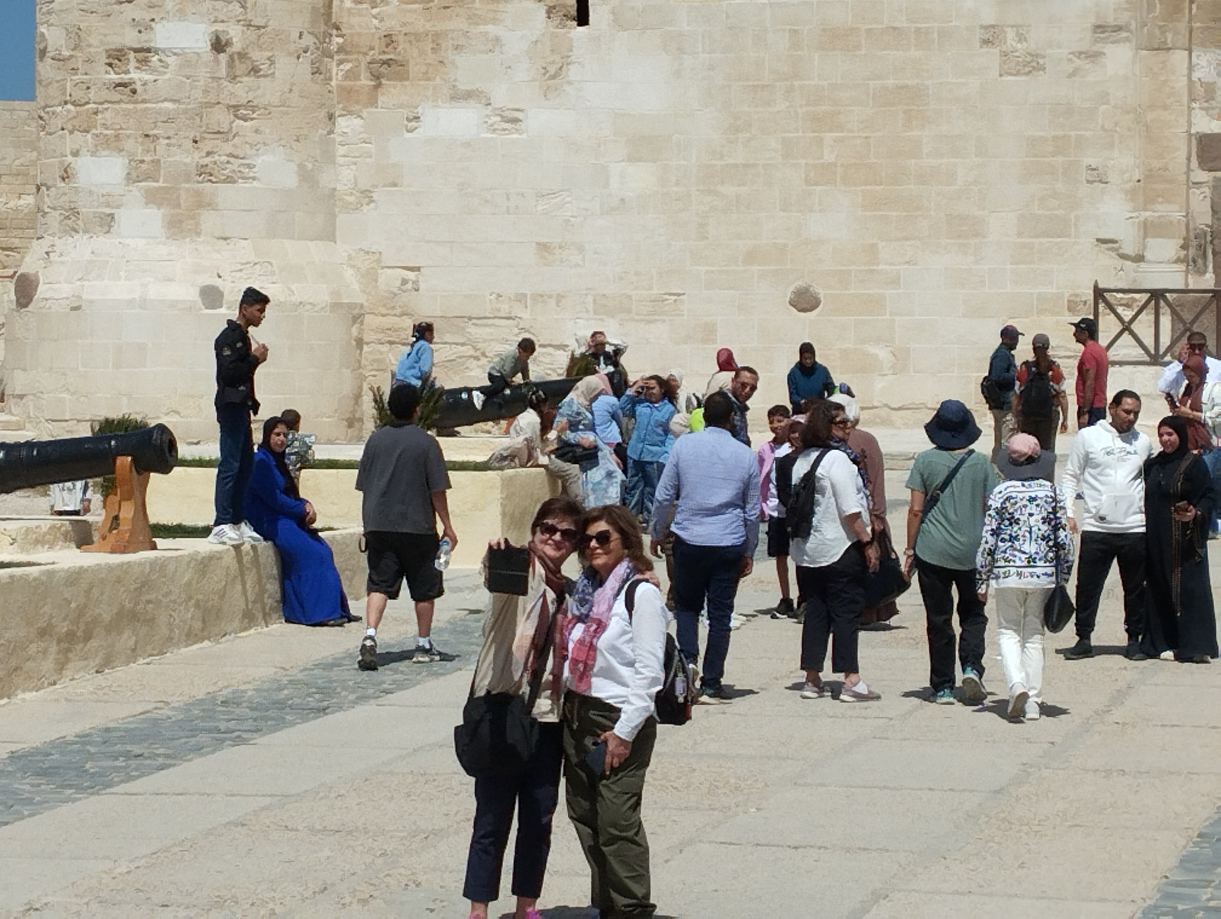 توافد أعداد كبيرة من الزائرين علي قلعة قايتباي الأثرية بالإسكندرية