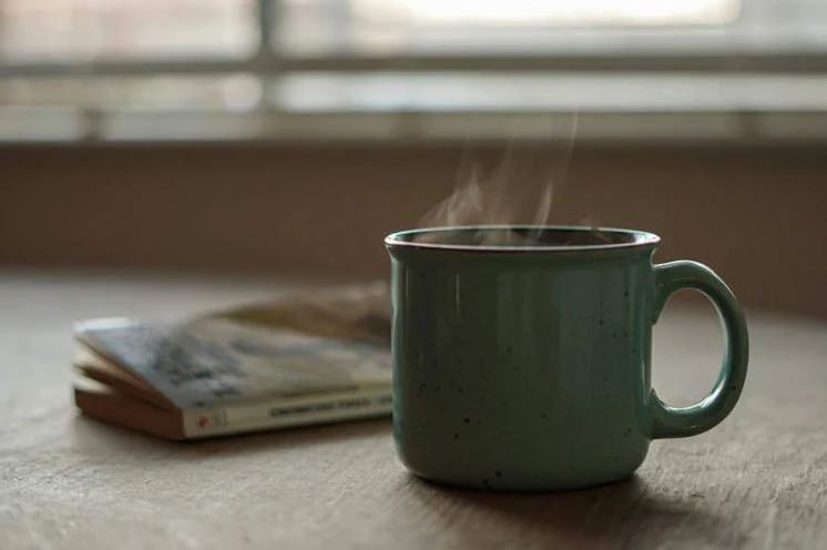 امرأة تسمم مشروبات زميلتها فى العمل