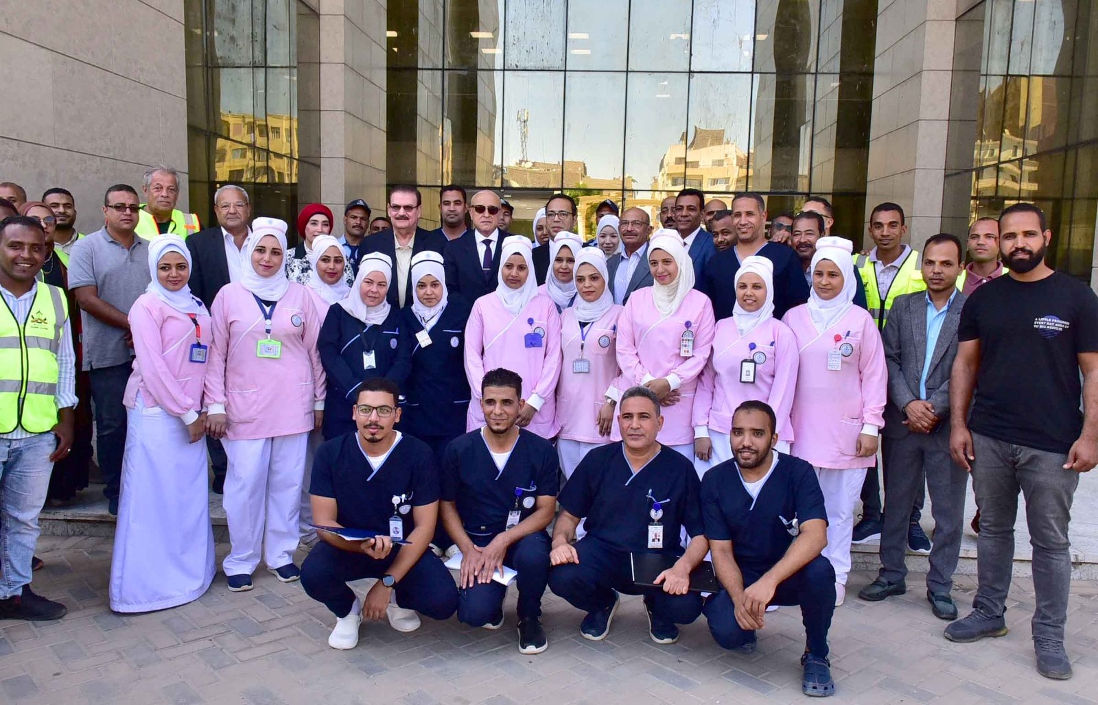 الفرق الطبية خلال دعم صحة المواطنين بالمستشفيات الفرق الطبية خلال دعم صحة المواطنين بالمستشفيات