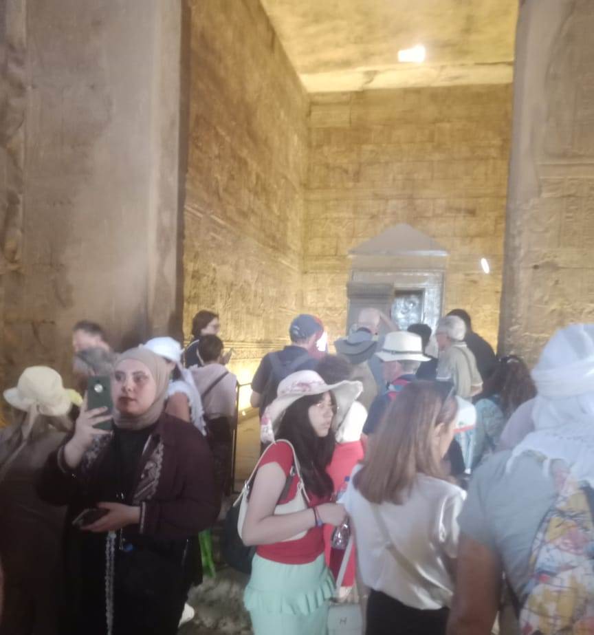 الأفواج السياحية داخل المعابد الأفواج السياحية داخل المعابد