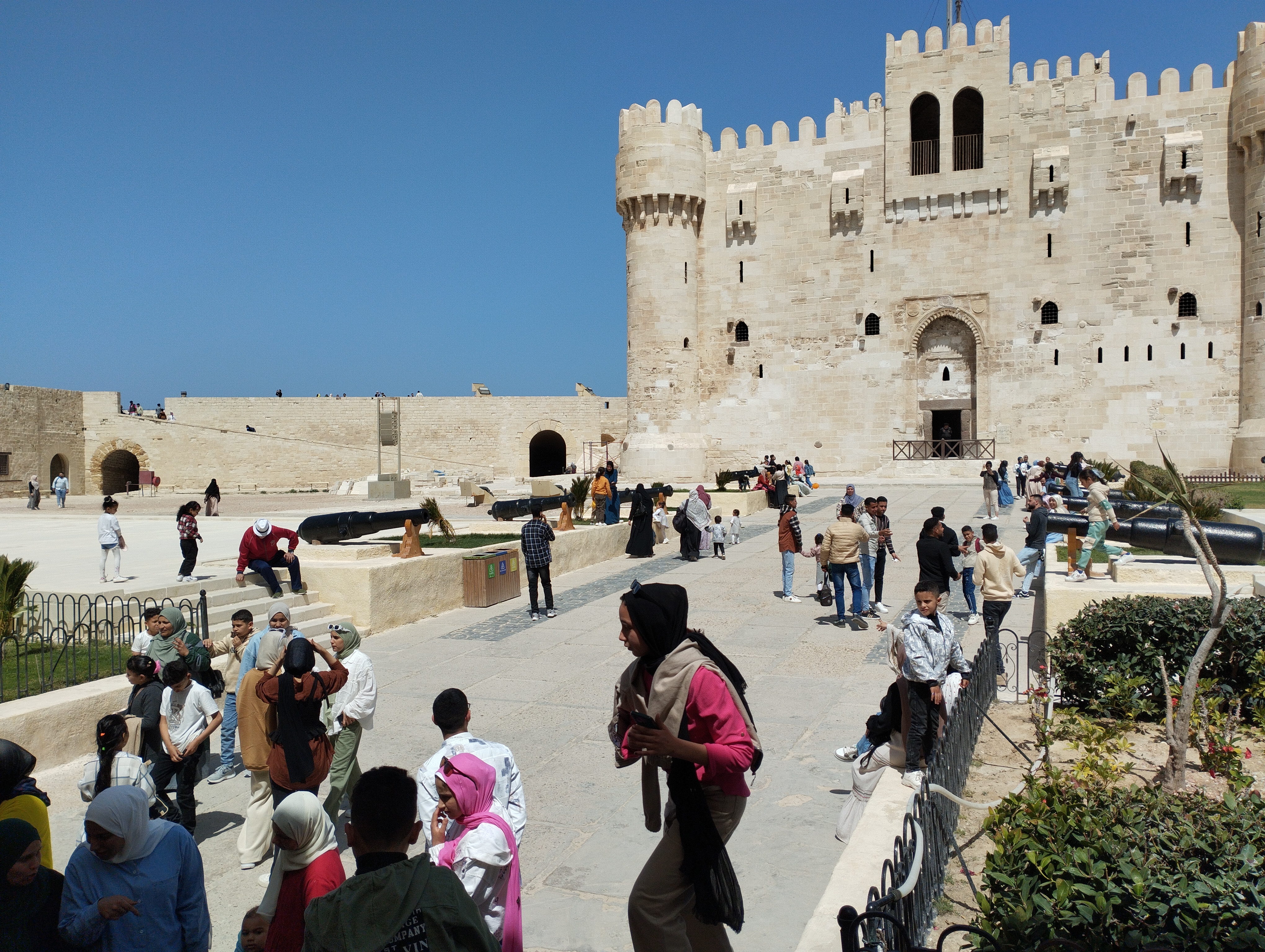 دخول الزائرين قلعة قايتباي الأثرية بالإسكندرية