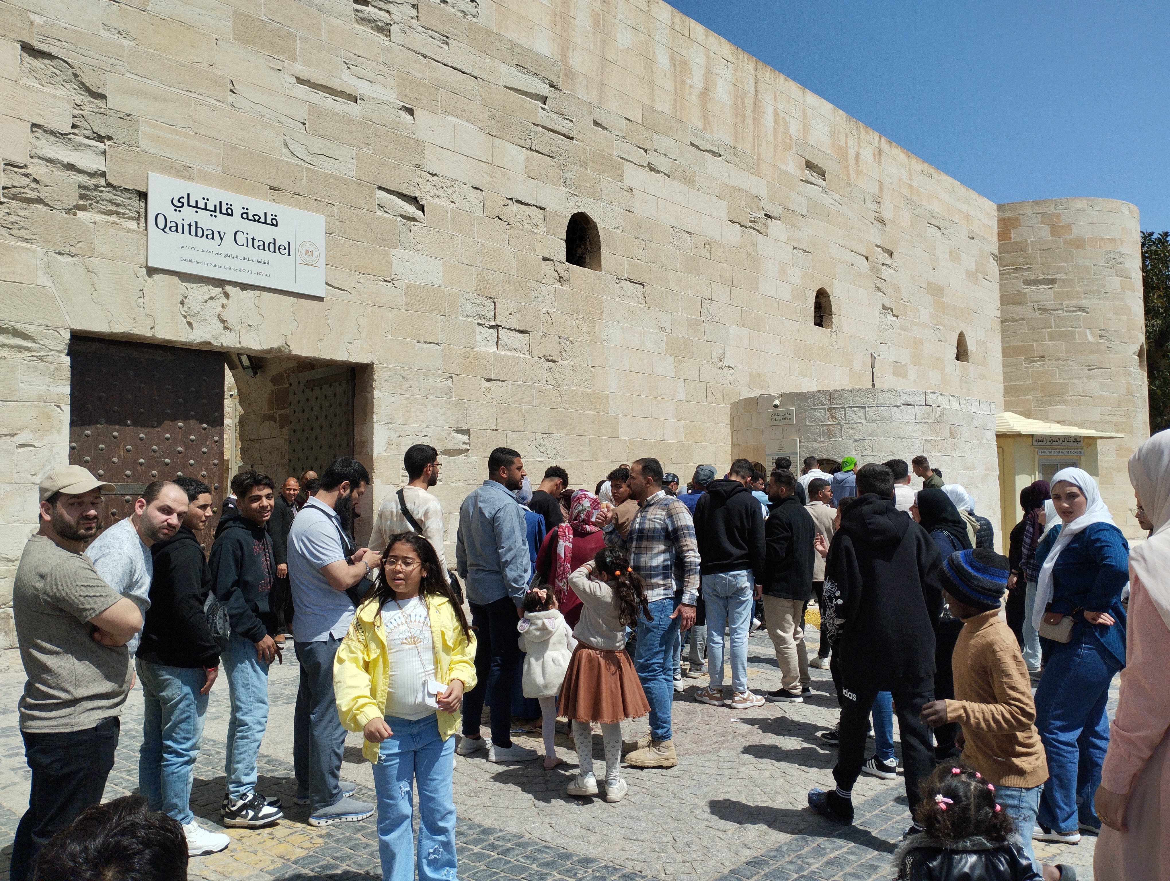 اعداد كبيرة من الزائرين علي قلعة قايتباي الأثرية بالإسكندرية