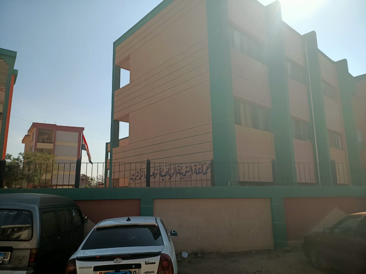 إحدى المدارس _1 إحدى المدارس _1