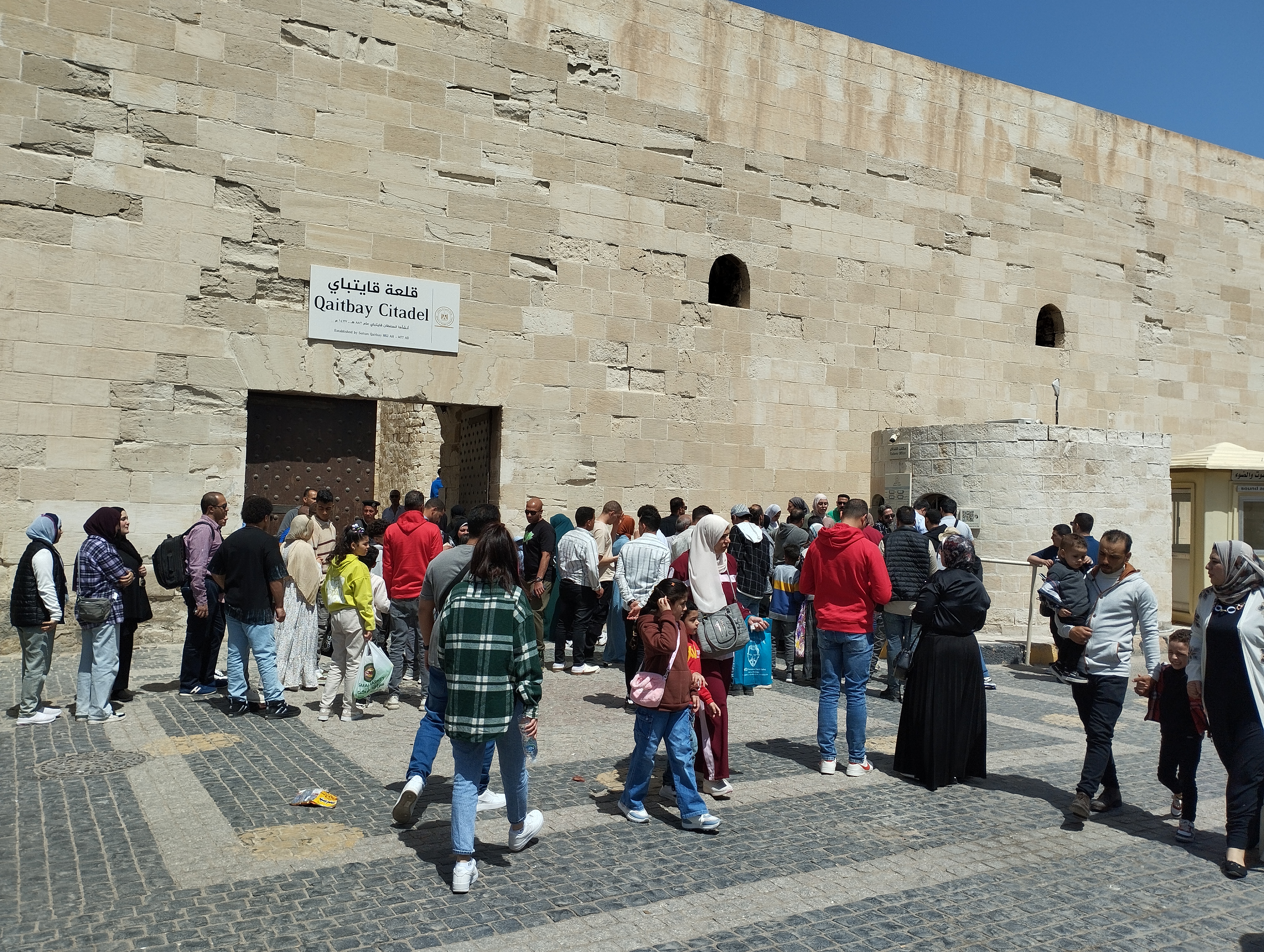 اقبال كبير من الزائرين علي دخول قلعة قايتباي الأثرية بالإسكندرية