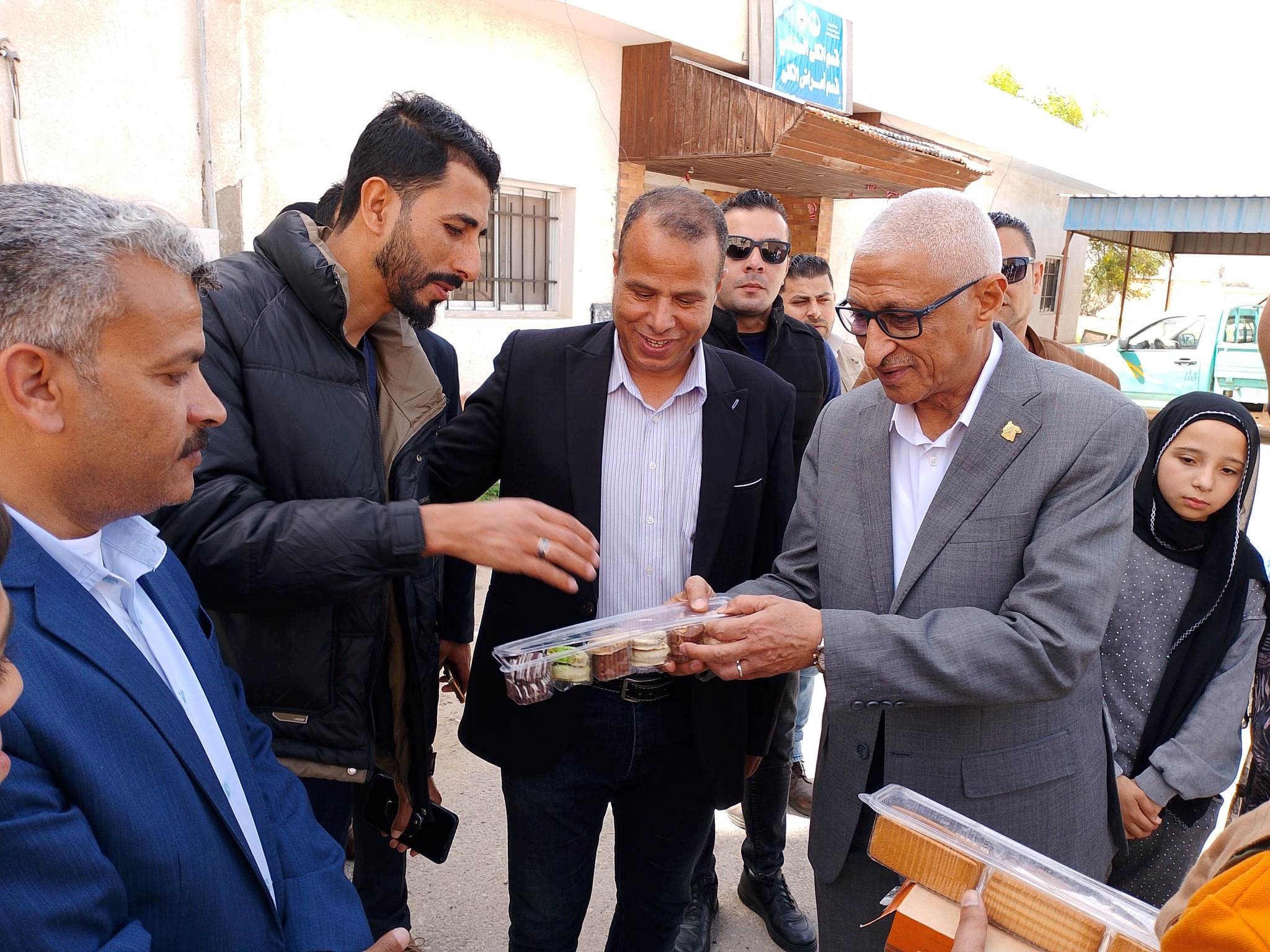 محافظ شمال سيناء يزور مرضي غزه بمستشفي الشيخ زويد محافظ شمال سيناء يزور مرضي غزه بمستشفي الشيخ زويد