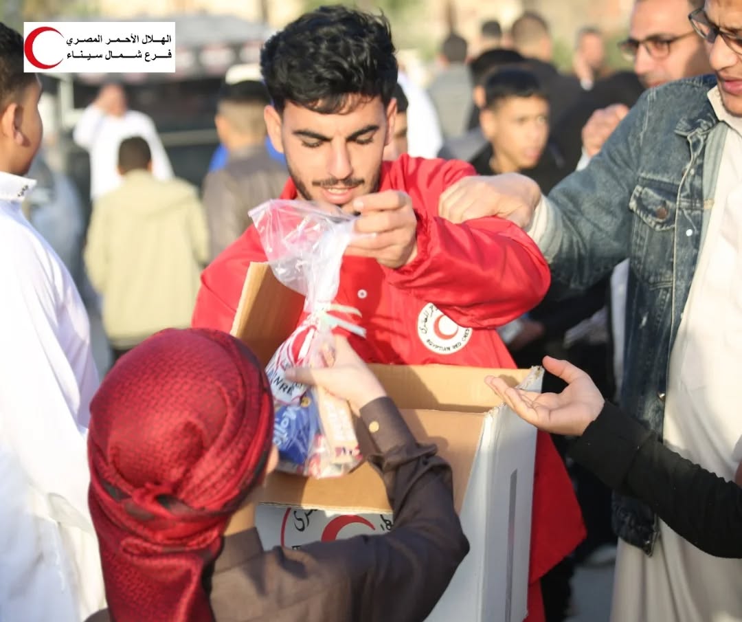الهلال الاحمر بشمال سيناء يوزع هدايا علي الاطفال الهلال الاحمر بشمال سيناء يوزع هدايا علي الاطفال