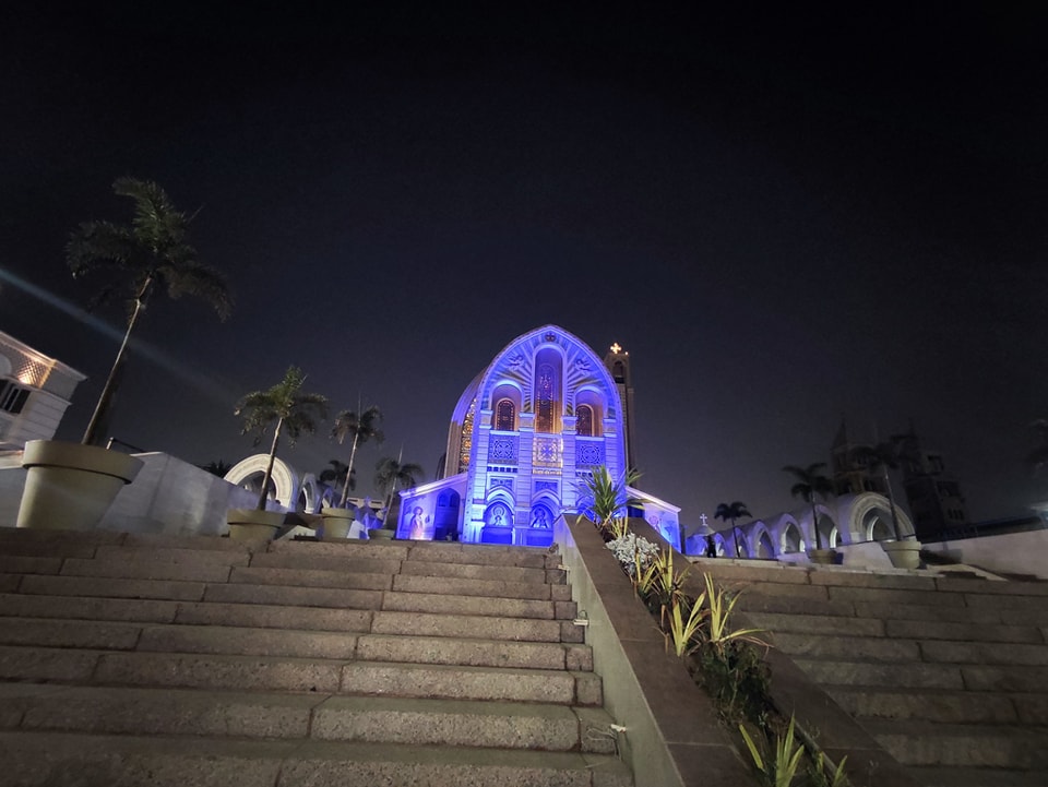 الكاتدرائية تضى ألوانها باللون الأزرق