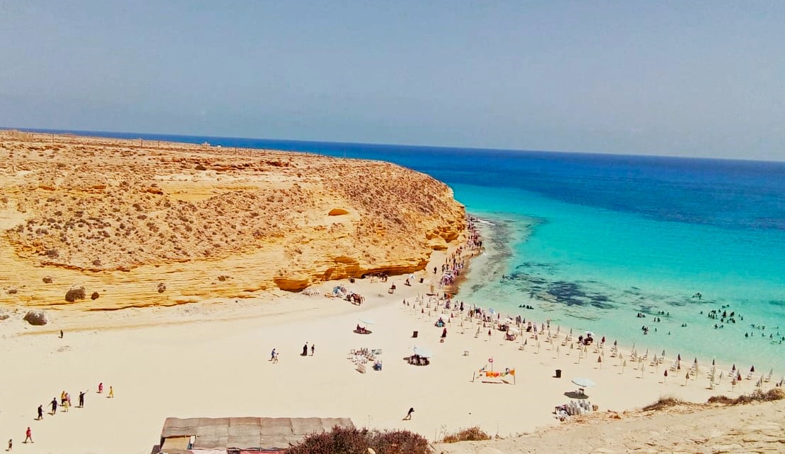 شاطئ وهضبة عجيبة شاطئ وهضبة عجيبة