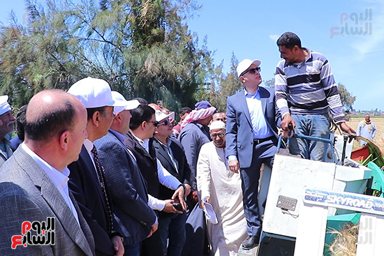 جانب-من-مشاركة-المحافظ-للحصاد