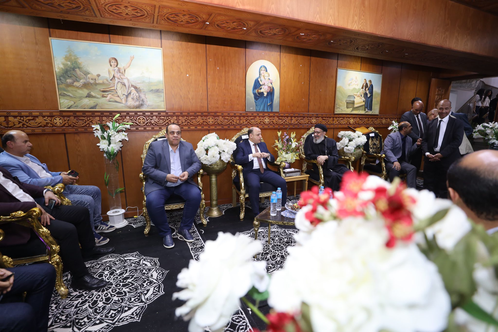 جانب من زيارة المحافظ جانب من زيارة المحافظ