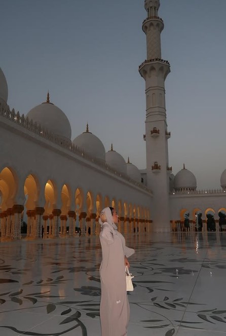 جورجينا بباحة المسجد جورجينا بباحة المسجد