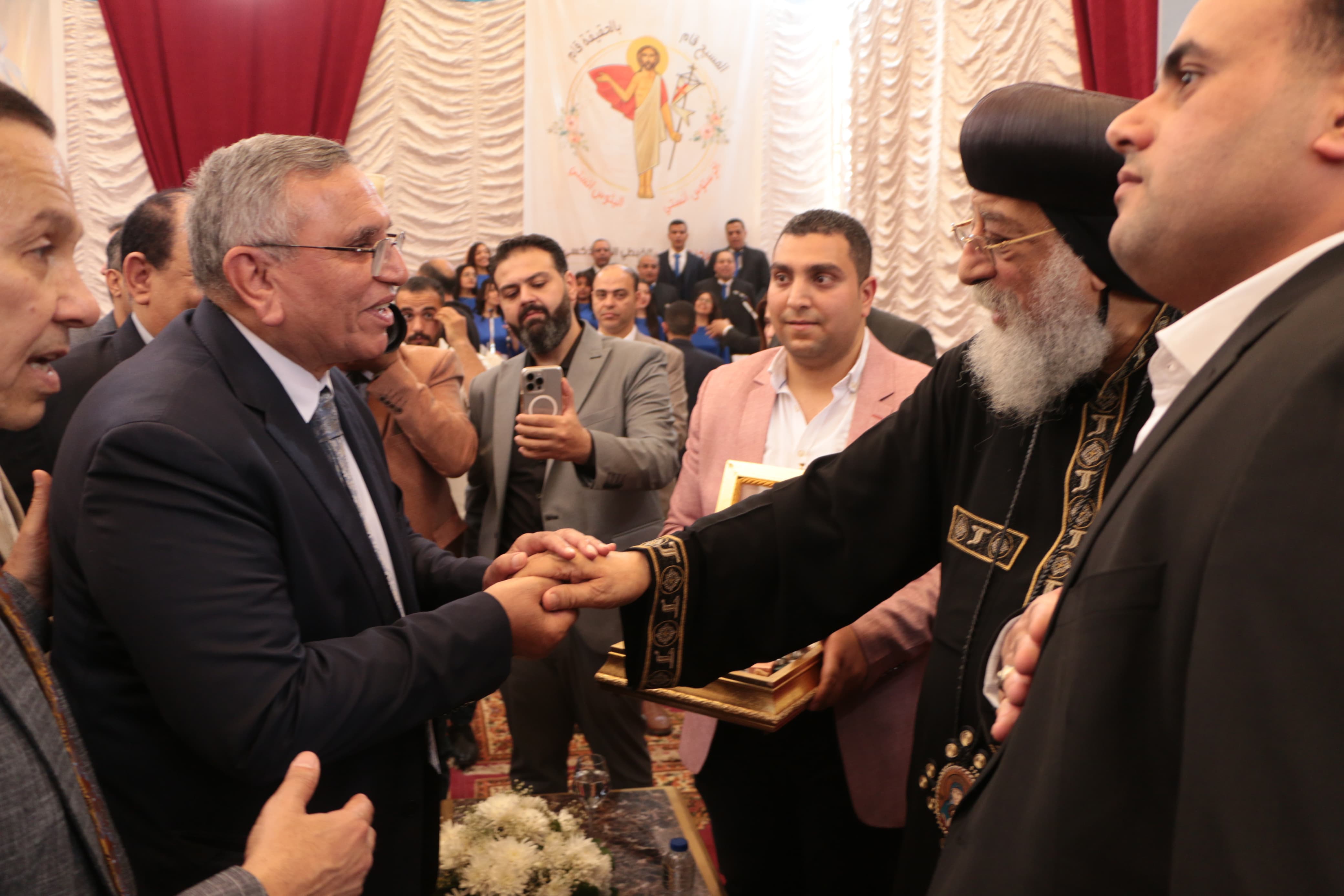 حزب الوفد يقدم التهنئة بعيد القيامة (4)