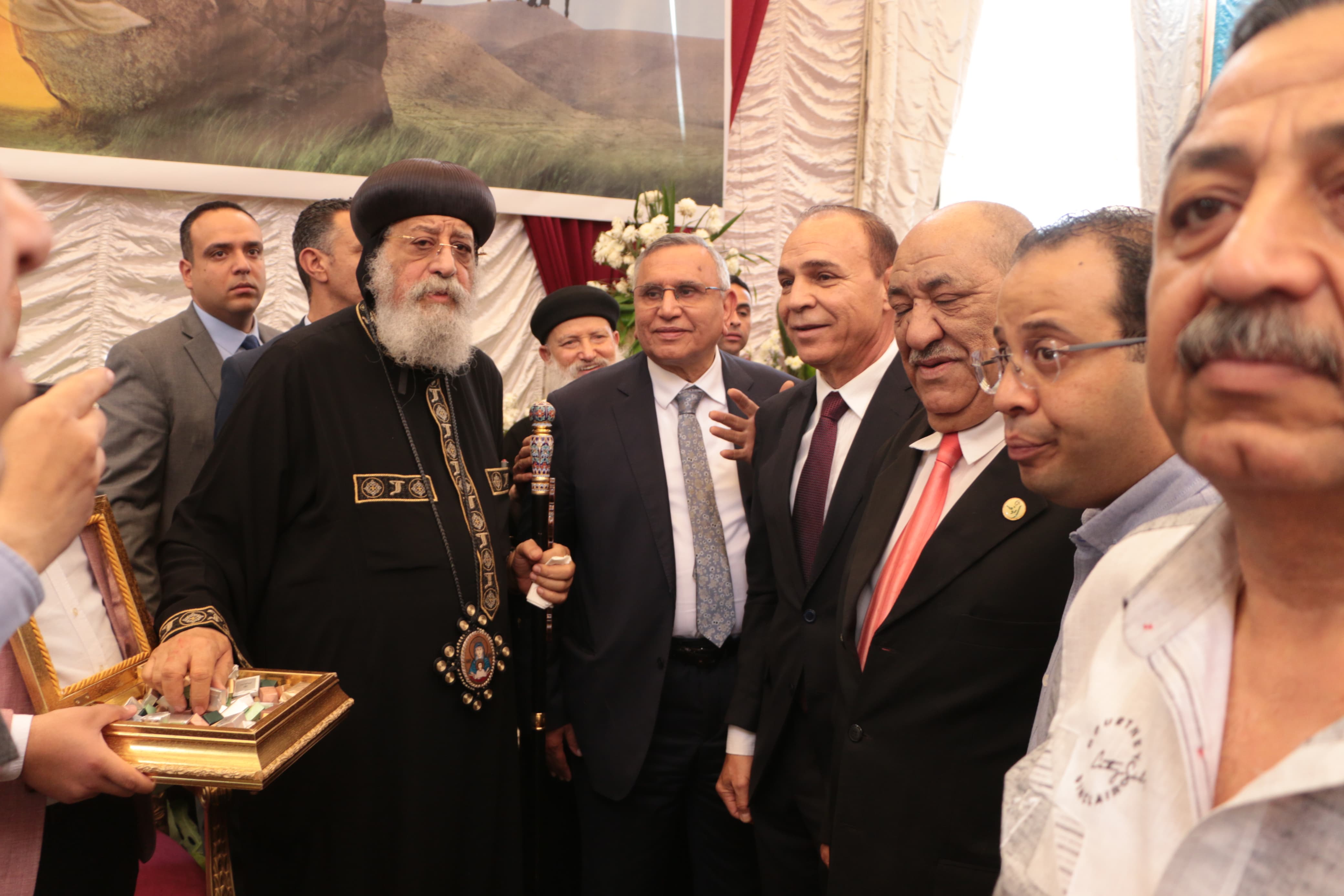حزب الوفد يقدم التهنئة بعيد القيامة (2)