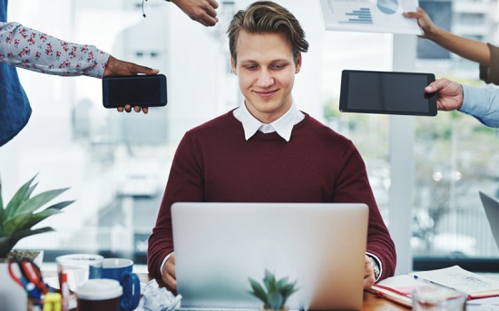 رجل داخل مكتبه