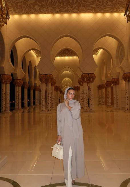 جورجينا داخل المسجد جورجينا داخل المسجد