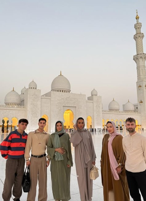 جورجينا مع أصدقائها جورجينا مع أصدقائها