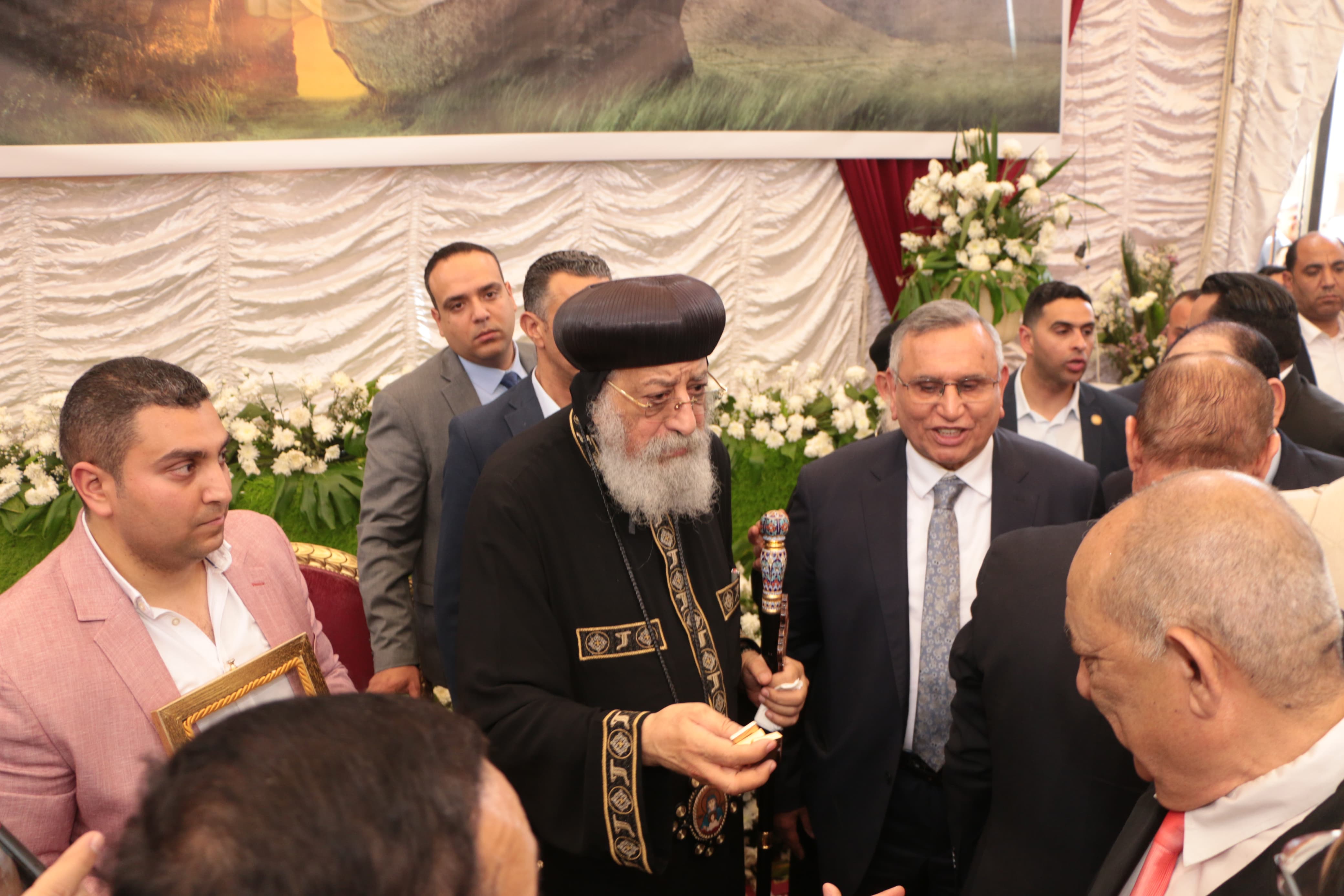 حزب الوفد يقدم التهنئة بعيد القيامة (3)