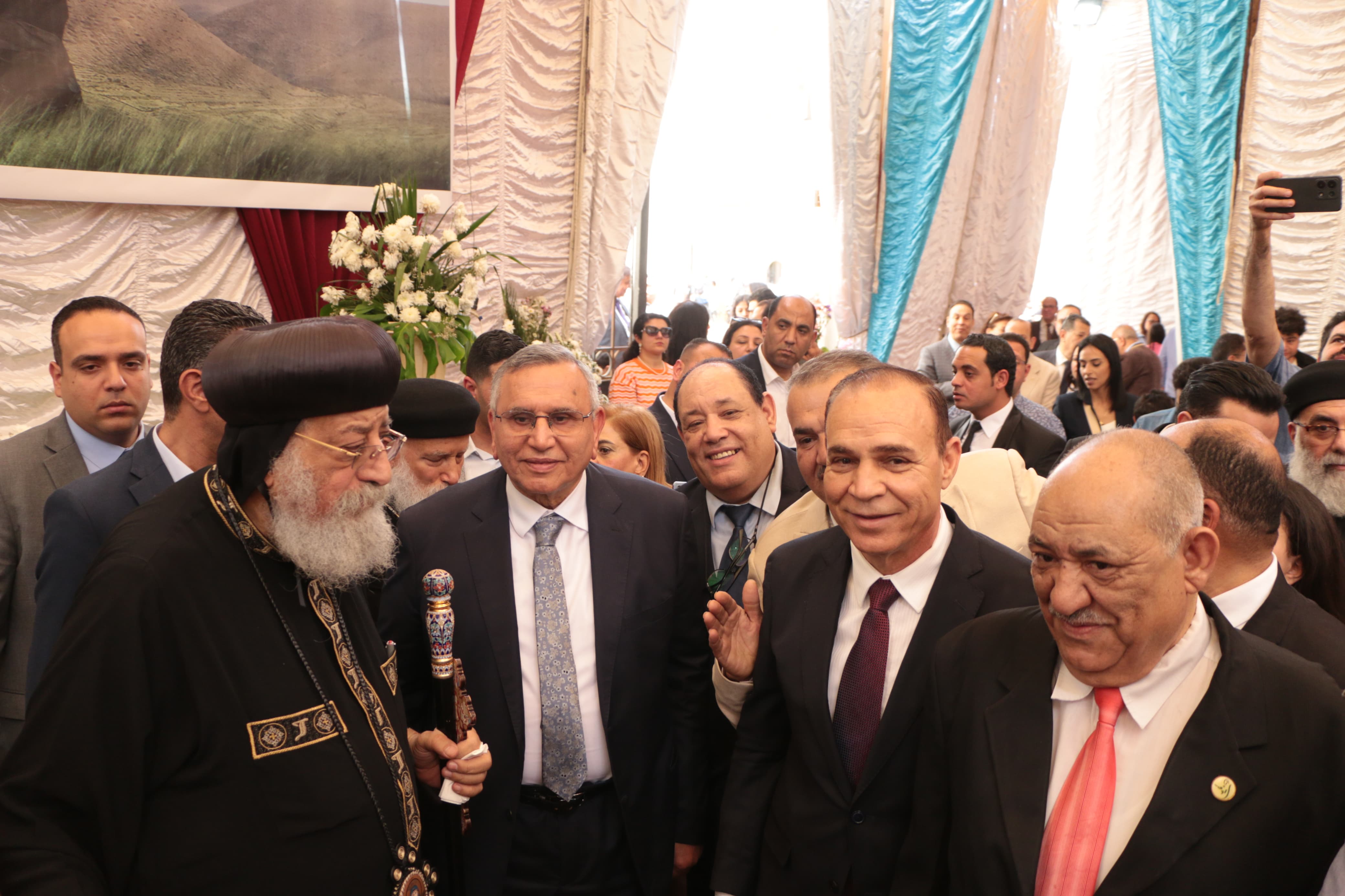حزب الوفد يقدم التهنئة بعيد القيامة (1)