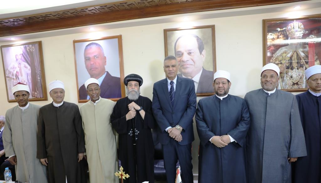 محافظ أسوان ووفد القيادات المختلفة