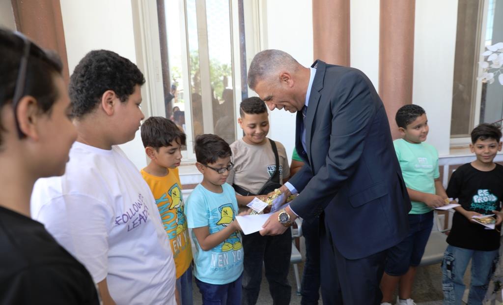 محافظ أسوان يوزع كروت تهنئة الرئيس محافظ أسوان يوزع كروت تهنئة الرئيس