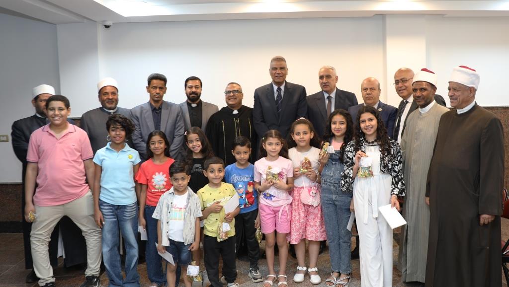 صور تذكارية تجمع محافظ أسوان مع الأطفال فى الكنيسة صور تذكارية تجمع محافظ أسوان مع الأطفال فى الكنيسة