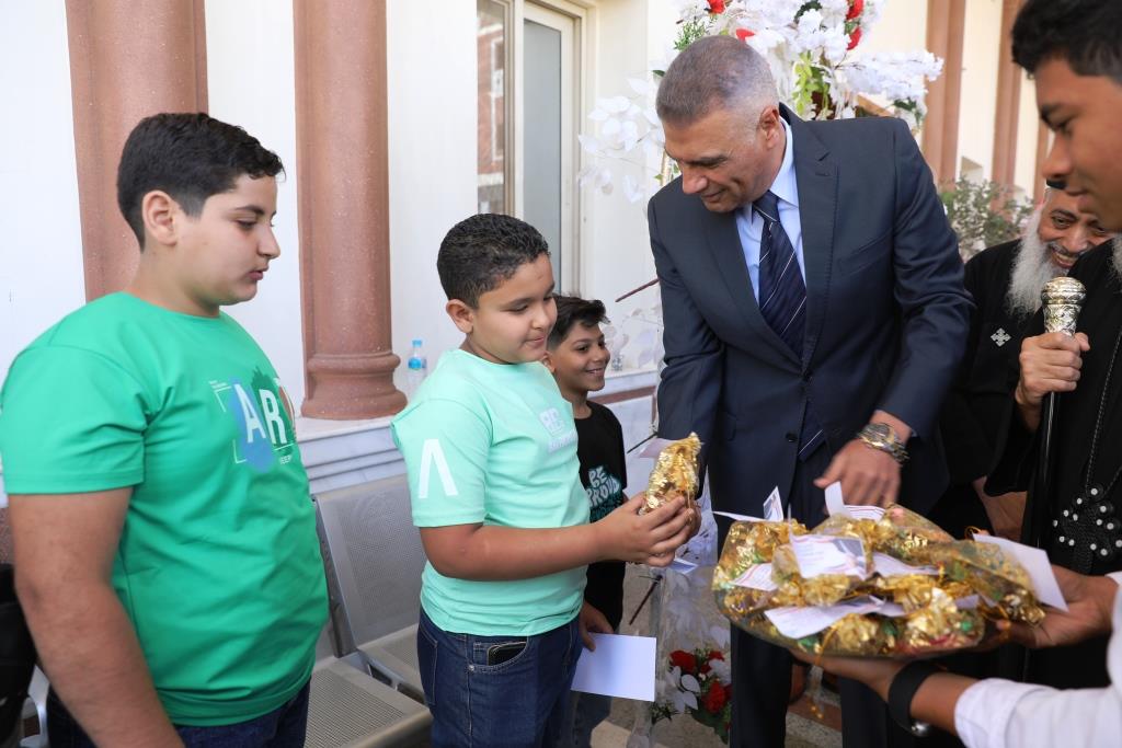 محافظ أسوان يوزع العيدية محافظ أسوان يوزع العيدية