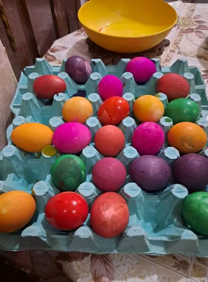 عمليات تلوين البيض لأطفال الأقصر