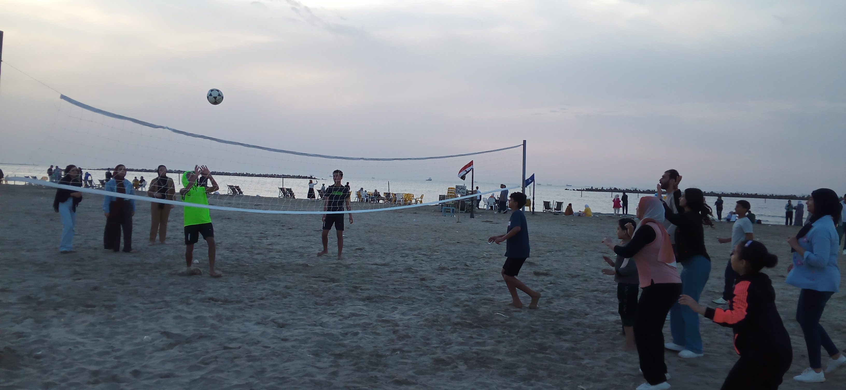 مباراة كرة طائرة بشواطئ رأس البر