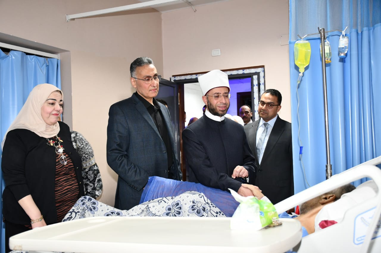 وزير الأوقاف يتفقد مستشفى الدعاة