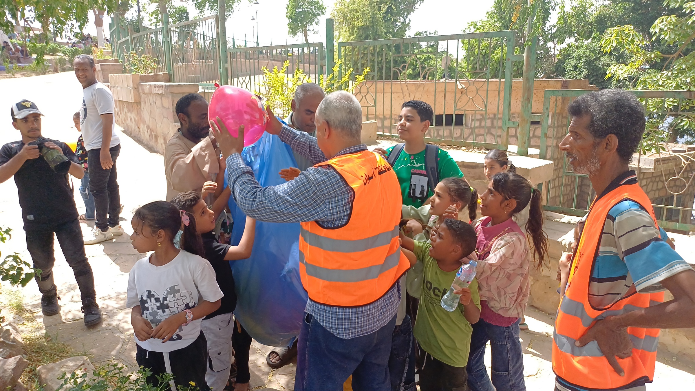 _جانب من توزيع البالونات على الأطفال _جانب من توزيع البالونات على الأطفال