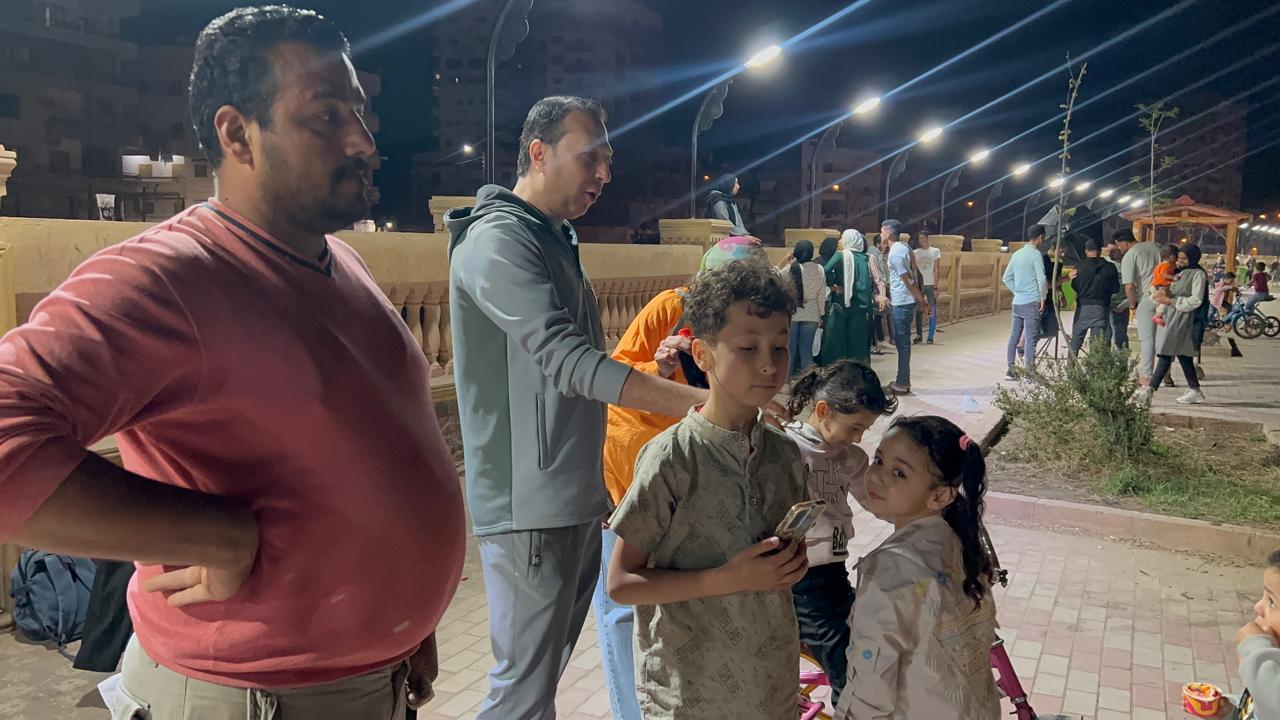الأباء رفقة أطفالهم للتنزه في شم النسيم الأباء رفقة أطفالهم للتنزه في شم النسيم