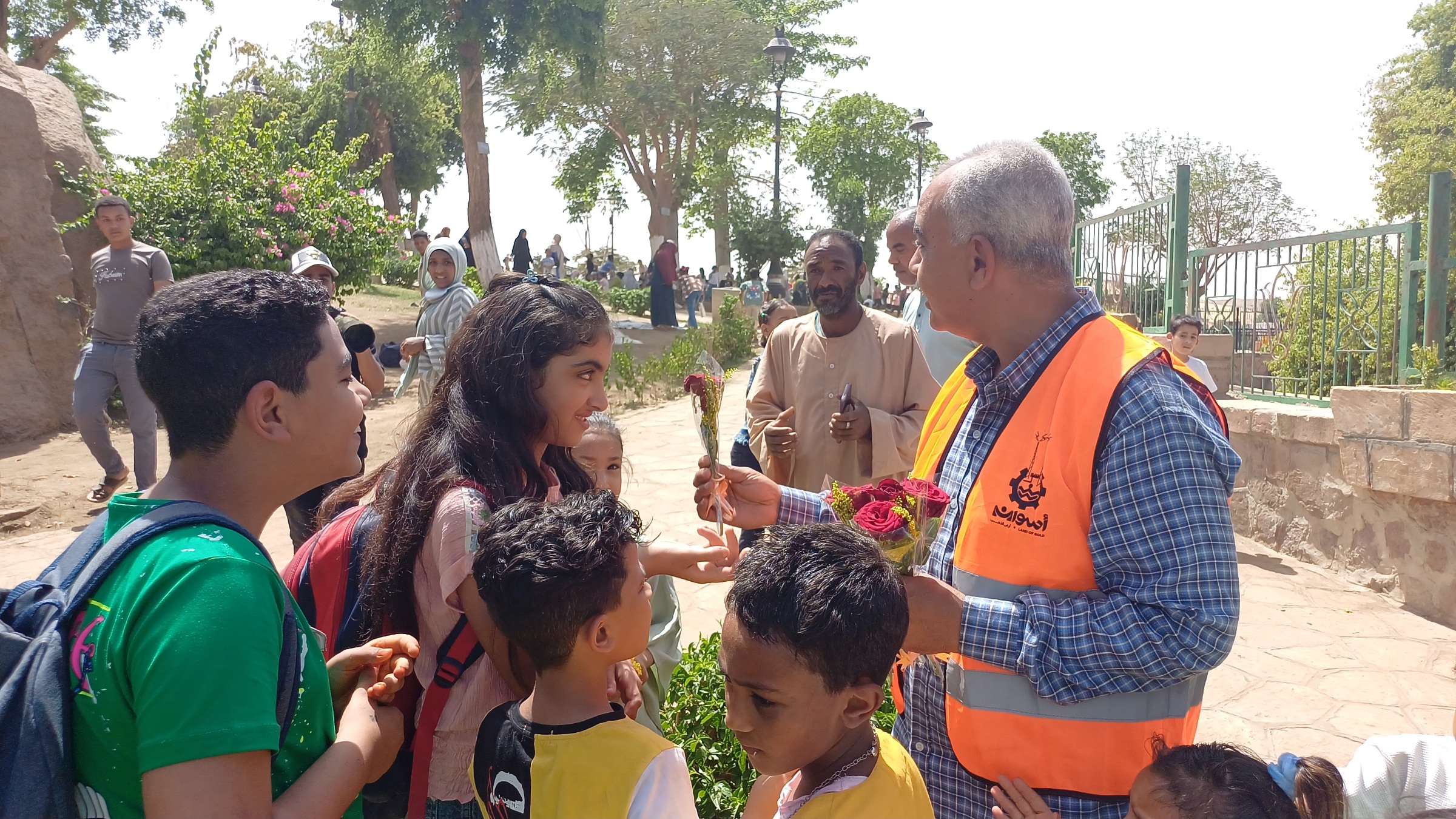 _جانب من توزيع هدايا شم النسيم _جانب من توزيع هدايا شم النسيم