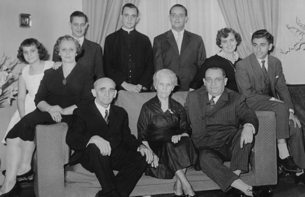 مع عائلته مع عائلته