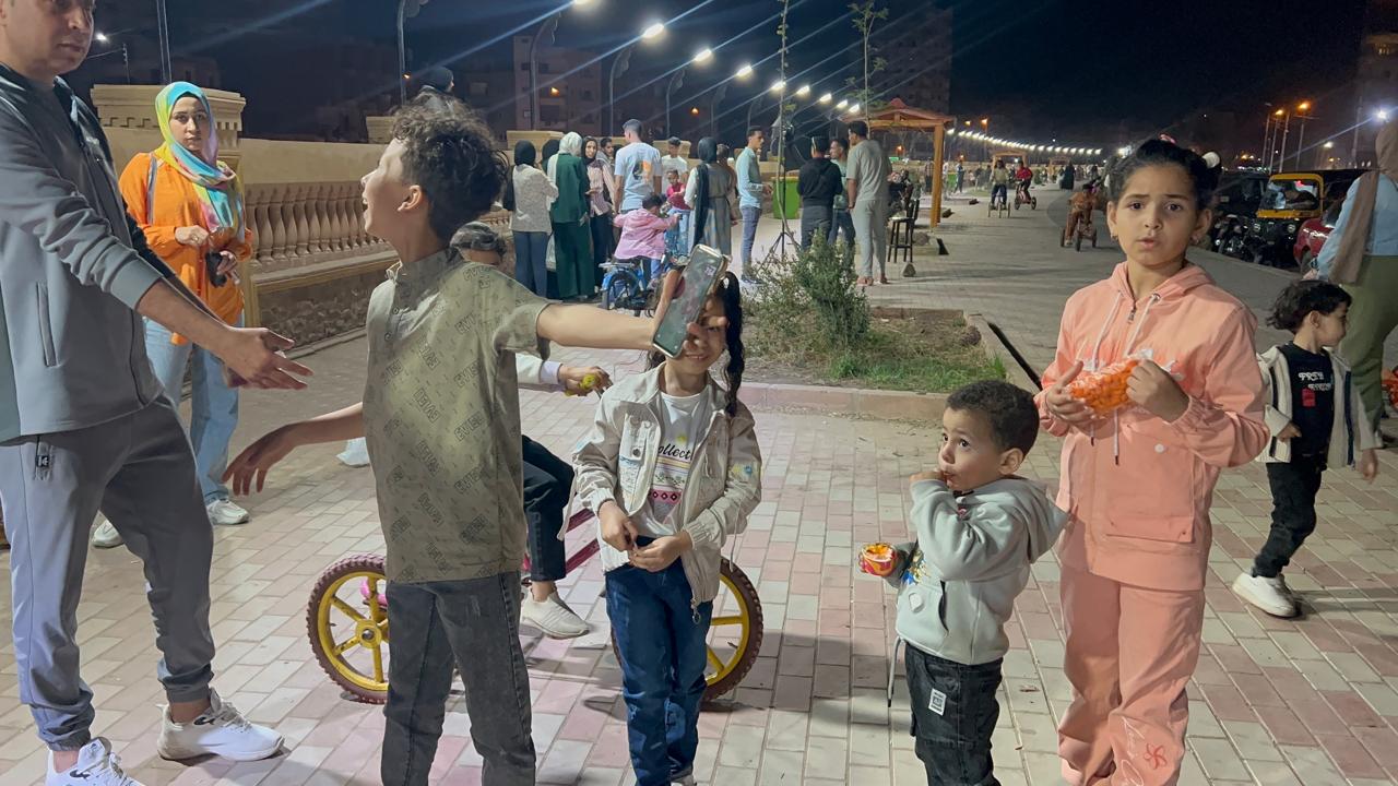 الأسر والأطفال علي الممشي السياحي بالدقهلية الأسر والأطفال علي الممشي السياحي بالدقهلية