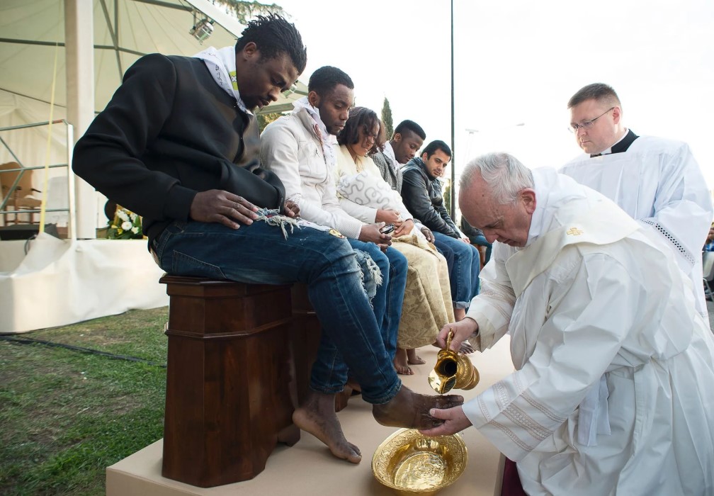 يغسل قدم أحد الأشخاص فى مركز لاجئين قرب روما عام 2016 يغسل قدم أحد الأشخاص فى مركز لاجئين قرب روما عام 2016