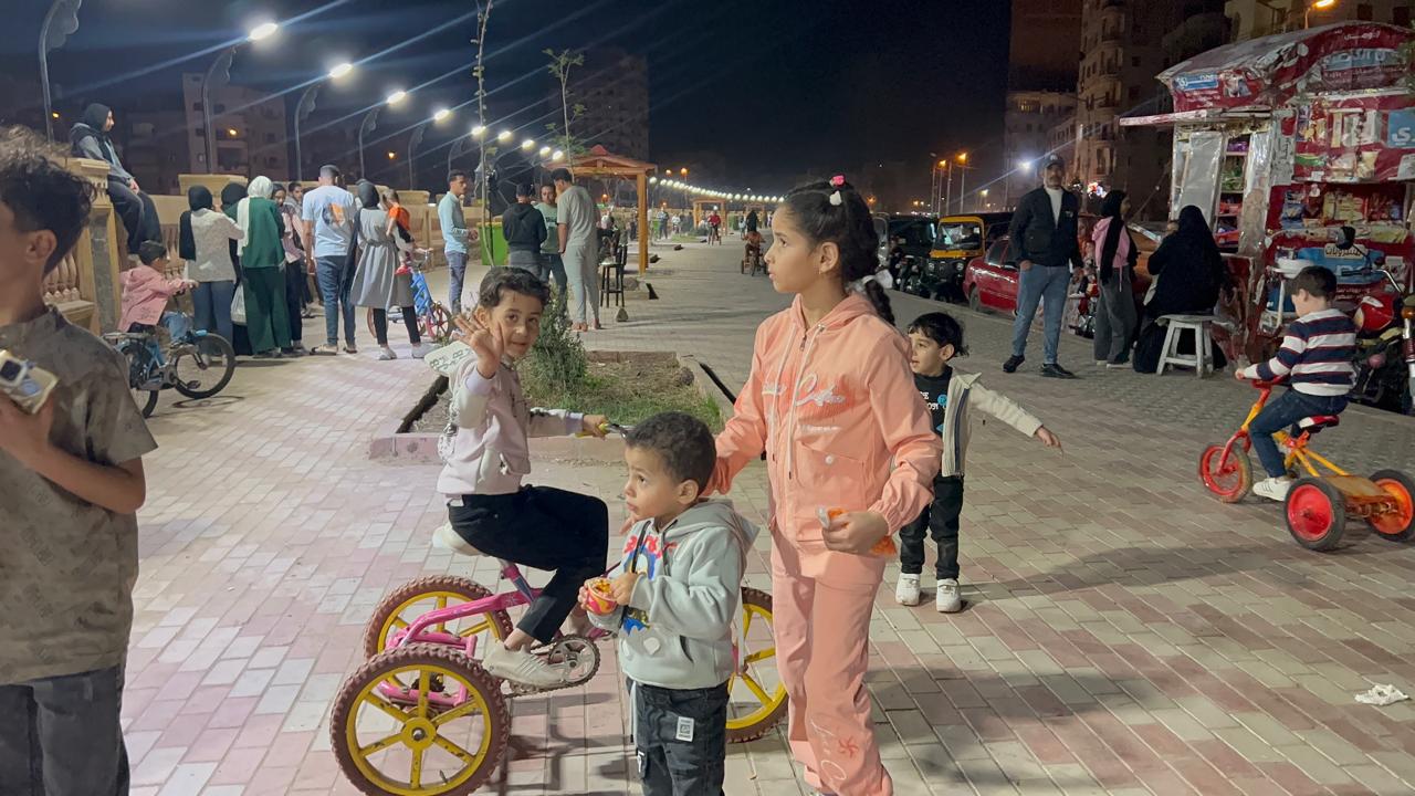 تواجد المواطنين علي الممشي السياحي بالدقهلية احتفالا بشم النسيم تواجد المواطنين علي الممشي السياحي بالدقهلية احتفالا بشم النسيم