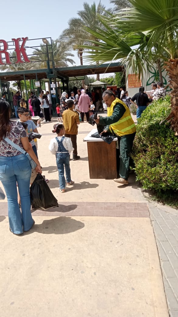 توزيع أكياس قمامة مجانا على رواد المتنزهات في الجيزة توزيع أكياس قمامة مجانا على رواد المتنزهات في الجيزة