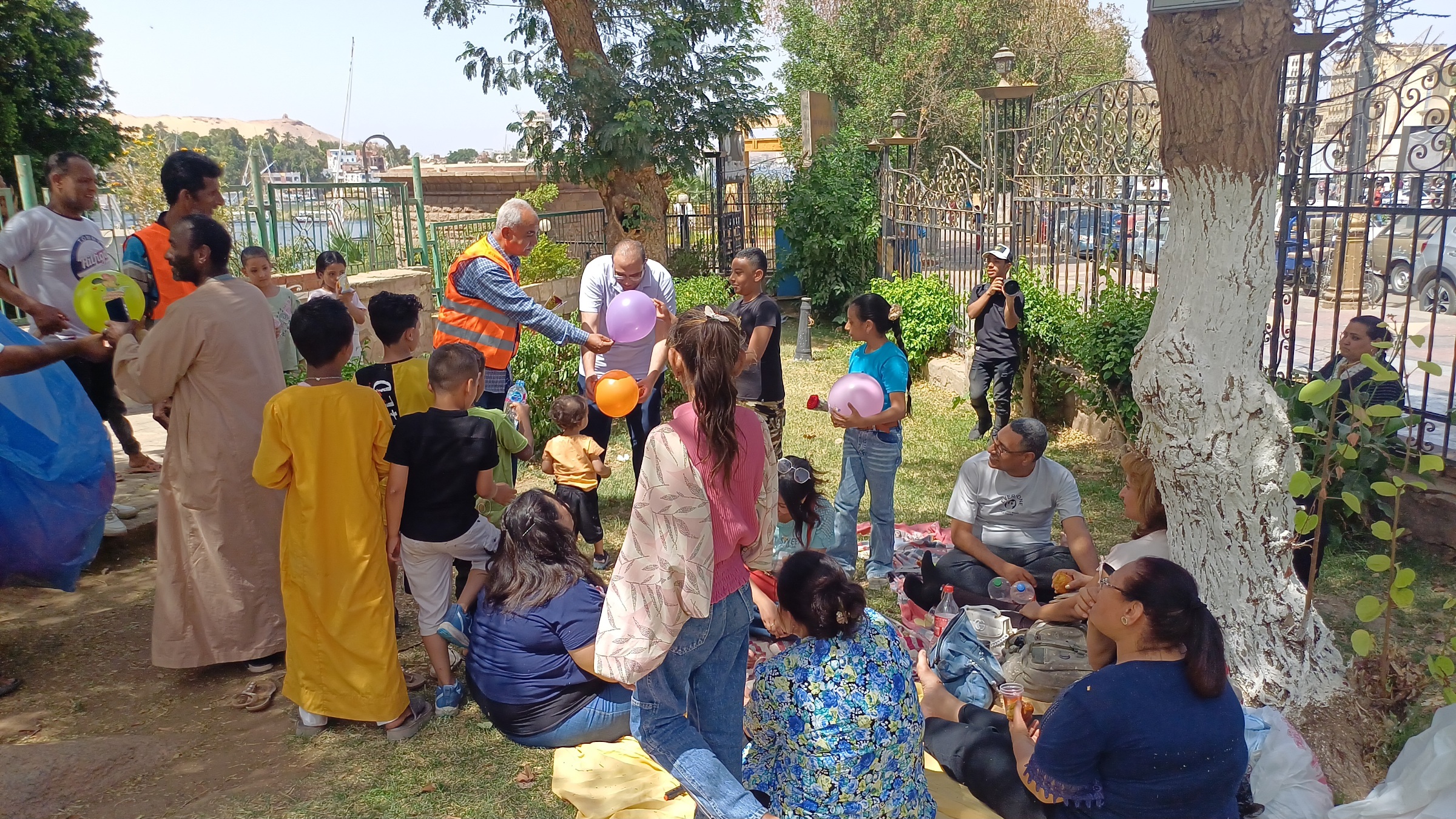 _توزيع بالونات وورود على المواطنين _توزيع بالونات وورود على المواطنين