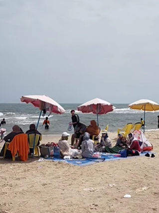 افتراش الاسر للرمال لتناول الفسيخ 