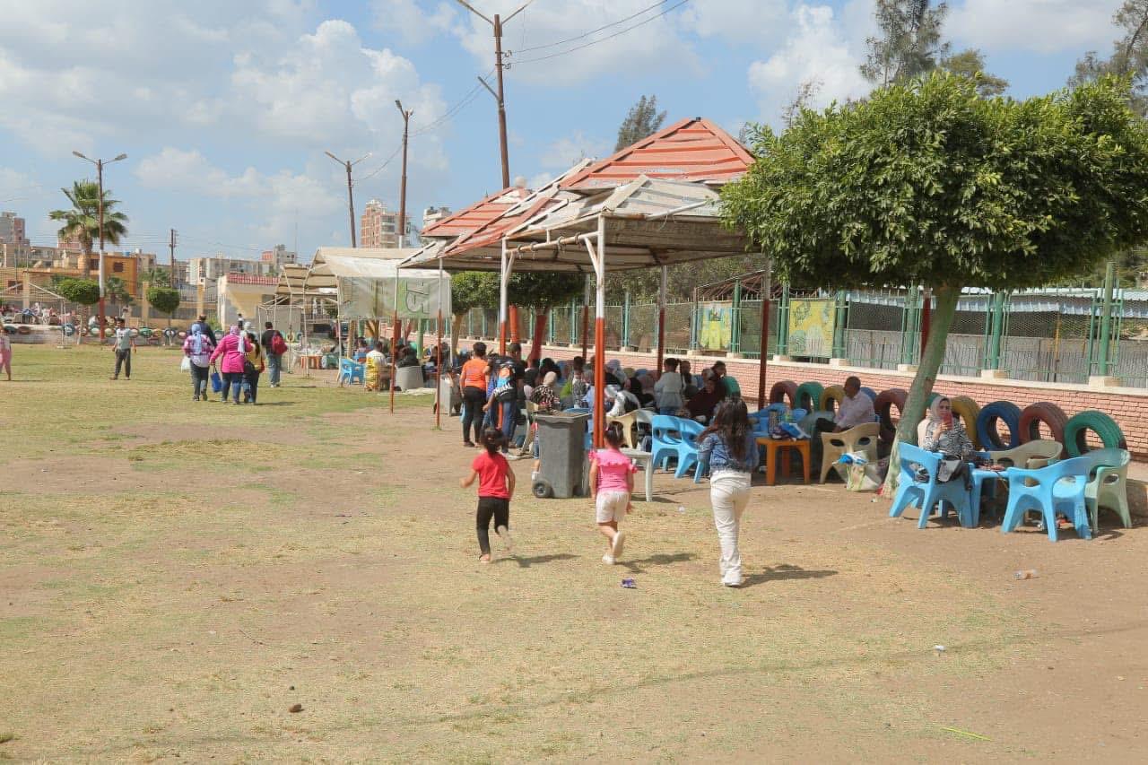 جانب من تواجد الاسر  بالحديقة